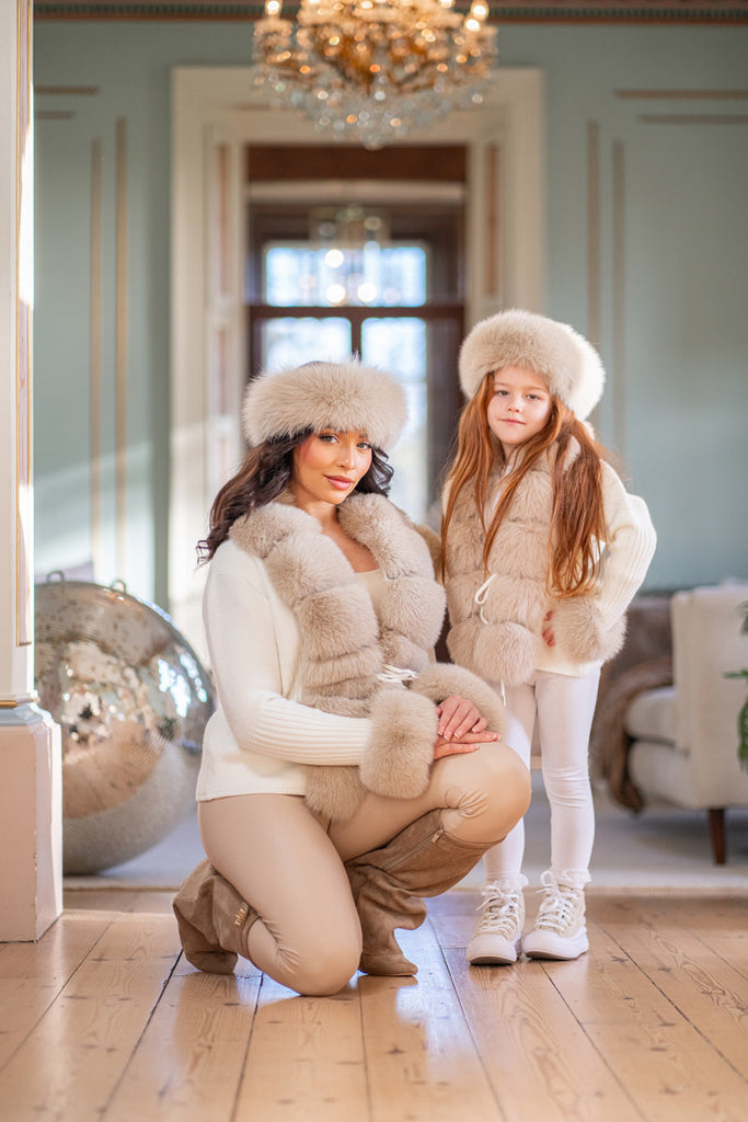 Height: 5ft 7”  /  Dress Size: 10