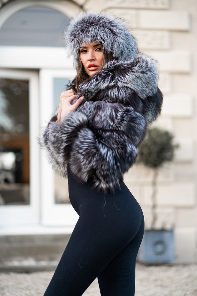 Height: 5ft 7”  /  Dress Size: 10